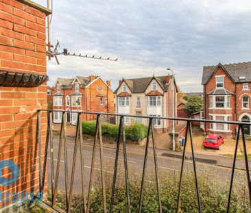 3 bed Flat for Rent - Photo 2