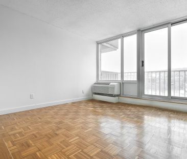 Studio Bedroom - 2100 Boulevard De Maisonneuve Ouest, Montréal - Photo 2