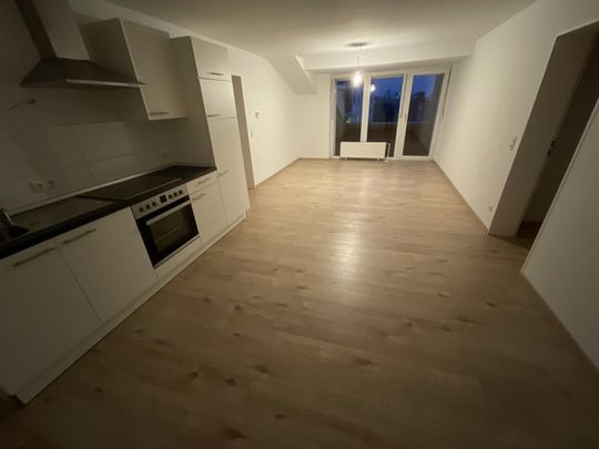 Wohnen direkt am Wasser! 2-ZKB-Balkonwohnung mit Einbauküche direkt am Bontekai zu vermieten! - Photo 1