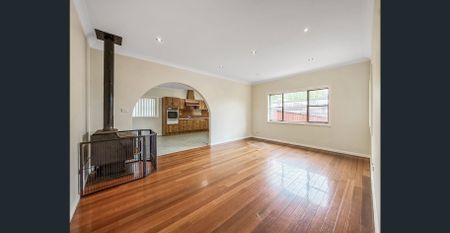 SPACIOUS 5-BEDROOM HOUSE WITH LAKE VIEWS - Photo 2