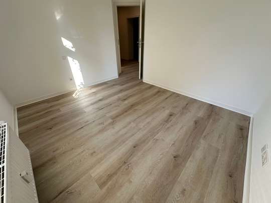 NEUES Laminat / großer Balkon an der Küche / Wanne u.v.m. - Foto 1