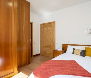 Room in a shared 12-bedroom apartment for rent in Cuatro Caminos. - Foto 3