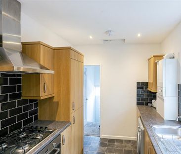 3 bedroom flat to rent - Photo 6