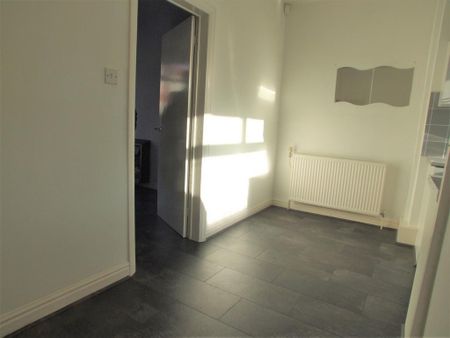 2 bedroom semi-detached house to rent - Photo 4