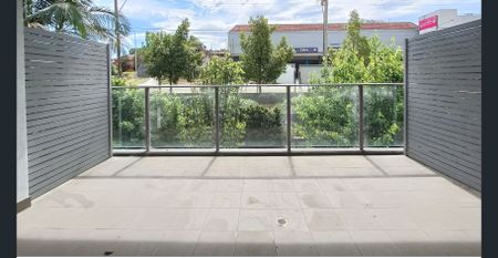 Bright, spacious apartment - walkable to shops, Jasper Road Public School and express buses - Photo 3