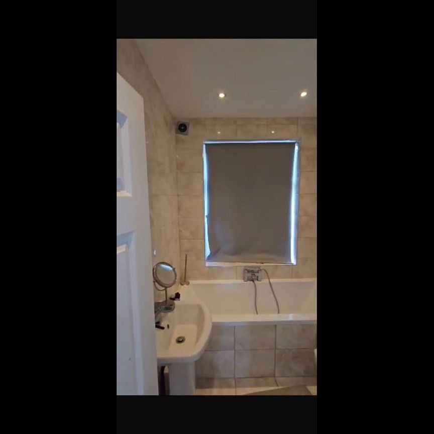 Room in a Shared House, Dollis Hill Lane, NW2 - Photo 1
