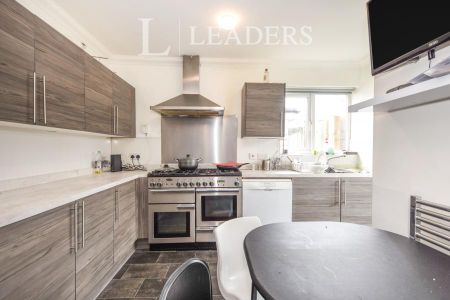 1 bedroom property to rent Chelmer Road, extra storage room, Chelmsford, CM2 - Photo 3