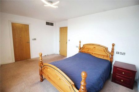 3 bedroom flat to rent - Photo 5