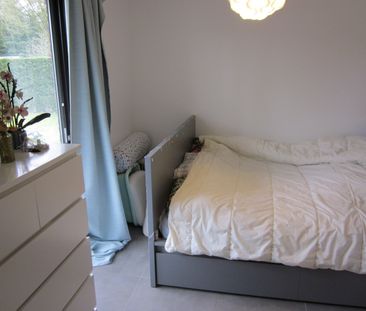 GELIJKVLOERS APP. MET 1 SLAAPKAMER EN GARAGE - Photo 4