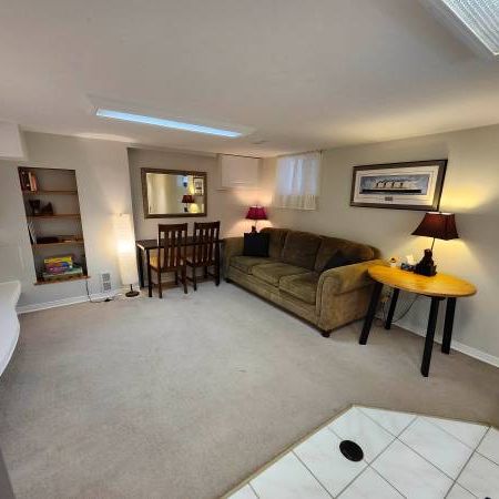 Cozy bright one bedroom basement - Photo 4