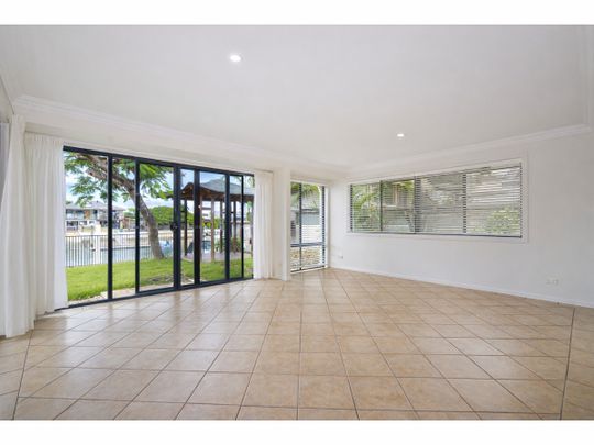 WATERFRONT ENTERTAINER WITH PRIVATE PONTOON - Photo 1