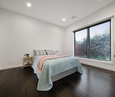 Sleek & Spacious Townhouse in a Quiet Oakleigh East Location - Photo 4