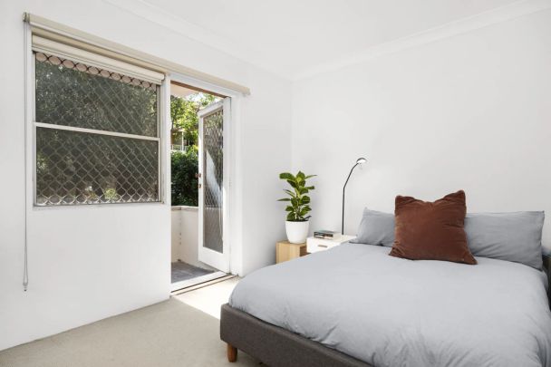 Stylish Semi-Sized Apartment In A Prized Lifestyle Hub - Photo 1