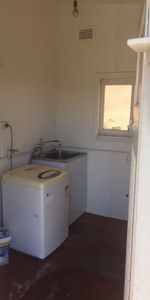 For Rent - One Bedroom Semi House with Parking - Photo 4