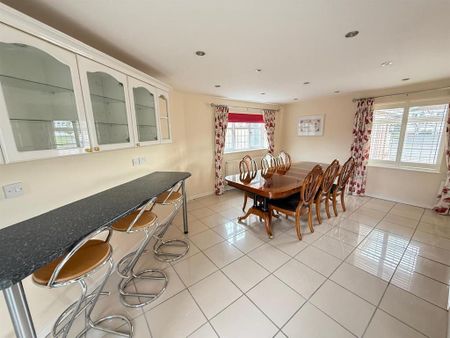 5 bedroom detached house to rent - Photo 4