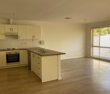 MODERN & FRESHLY PAINTED 4 BEDROOM HOME CLOSE TO THE BEACH - Photo 6