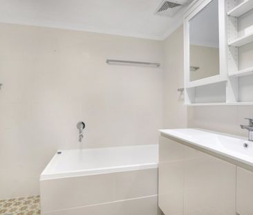 IMMACULATE 1 BEDROOM APARTMENT IN ULTRA CONVENIENT LOCATION - Photo 6