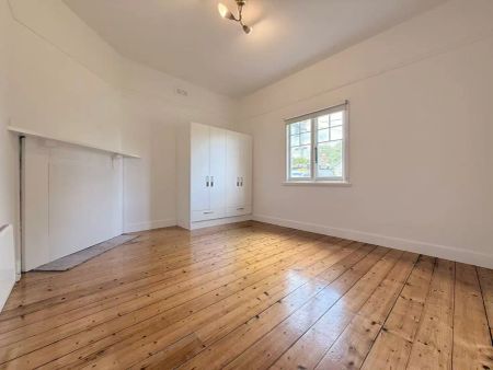 “Wonder Family Home In the Oakhill Estate” - Photo 3