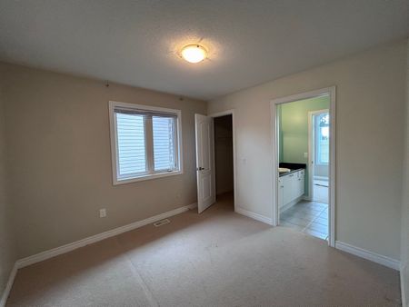 For Lease - 438 Kwapis Boulevard, Newmarket, Ontario - Photo 4