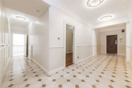 4 bedroom flat in Hyde Park Place - Photo 2