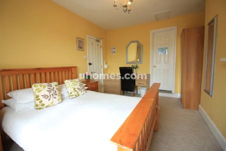 Room 2 - Photo 4