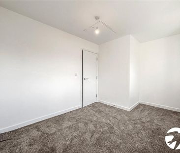 4 bedroom end of terrace house to rent - Photo 5