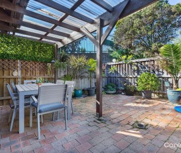 Three Bedroom Townhouse with Garage and Courtyard - Photo 1