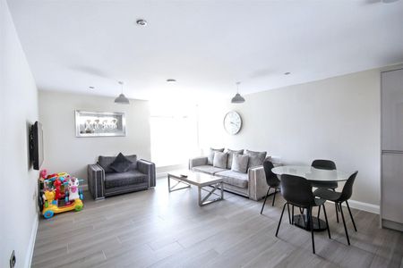 2 Bedroom Flat / Apartment to let - Photo 4
