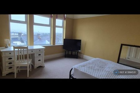 1 bedroom in a house share to rent - Photo 2