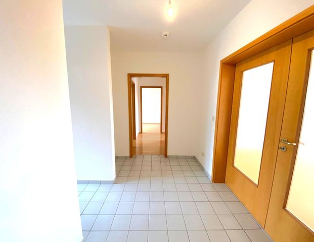 Frisch renovierte 4-Zimmer-Wohnung mit Balkon, Keller und Tiefgaragenstellplatz in Trier Tarforst !! - Photo 1