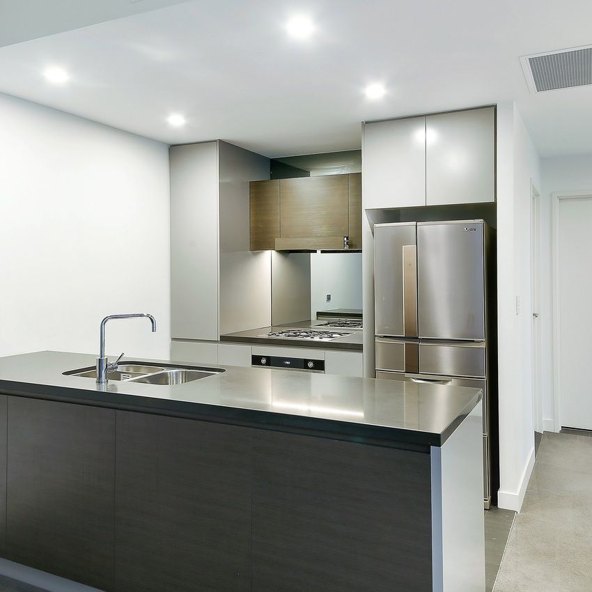 Large Living Room I +Caged Storage I 2-Min Walk to Woollies - Photo 1