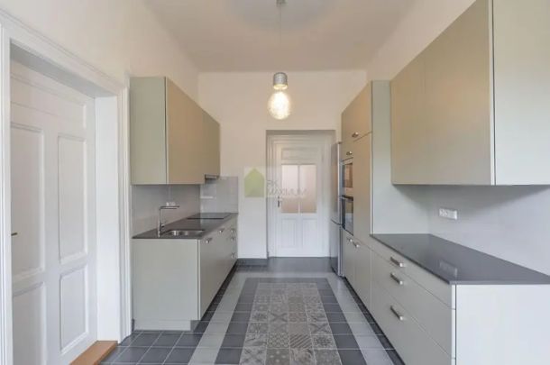 Světlý byt 3+1 s balkonem, kousek od metra Jiřího z Poděbrad - Photo 1