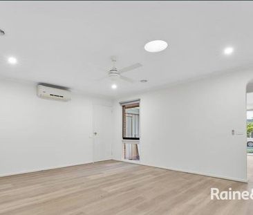 4 Bedroom house in Cranbourne North! - Photo 2