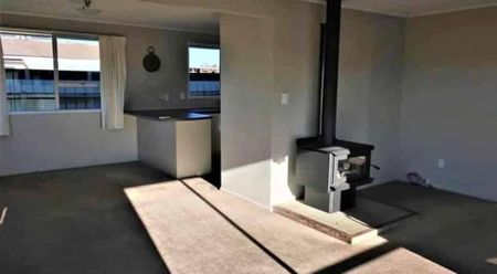 Sunny 3 bedroom home for rent - Photo 2