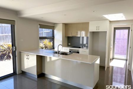 Modern unit - Photo 5