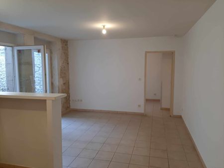 Location - Appartement T3 de 47 m² avec cour privative - Photo 2