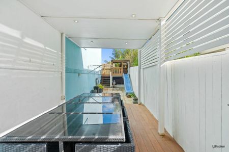 MODERN FULLY FURNISHED 3 BEDROOM TOWNHOUSE - Photo 5