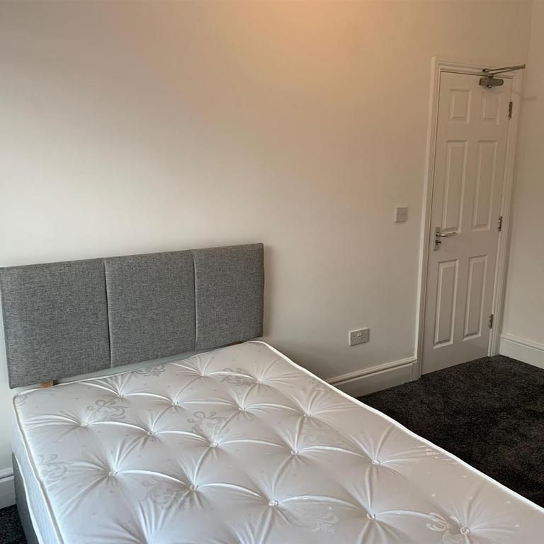 6 bedroom terraced house to rent - Photo 1