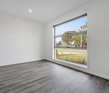 Modern, Spacious & Central Location! - Photo 3