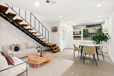 Dual-Level Townhouse In An Ideal Location - Photo 5