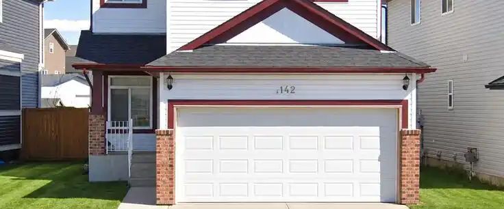 Spacious Renovated 3 Bedroom Main & Upper Home with Garage in Saddle Ridge — 3 Bedrooms House - Photo 1