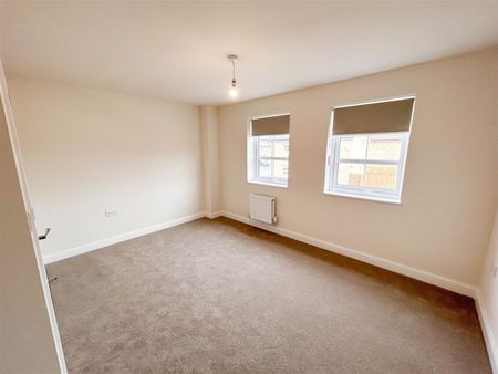 3 Bedroom House - Terraced - Photo 3