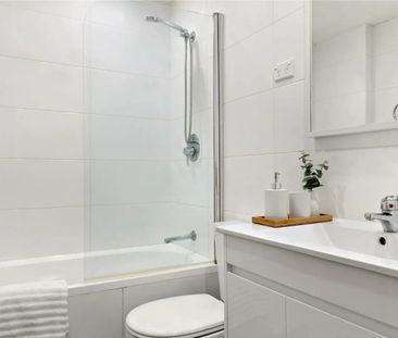 Bright & Airy Garden Apartment - Photo 6