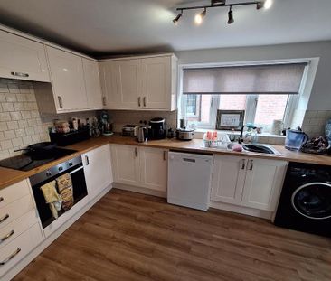 4 bedroom semi-detached house to rent - Photo 6