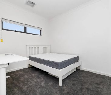 Contemporary Designer Living in Prime Magill Location - Photo 2