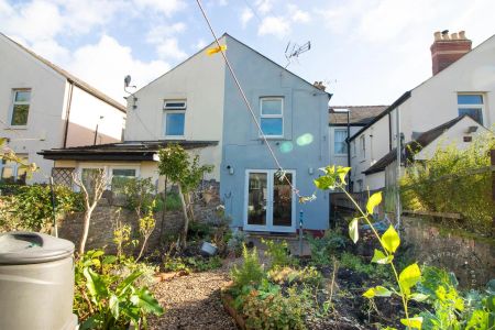 3 Bedroom House - Mid Terrace - Photo 3