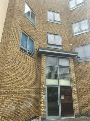 2 bed flat to rent in Quayside Drive - Photo 1