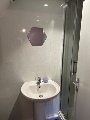 1 bedroom in a house share to rent - Photo 1