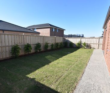 MODERN & SPACIOUS 4 BEDROOM HOME! - Photo 1
