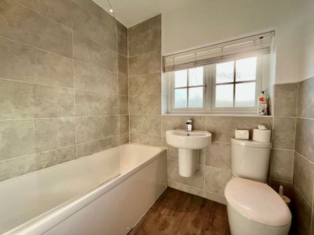 Bletchley Road, Leeds, Horsforth - Photo 2